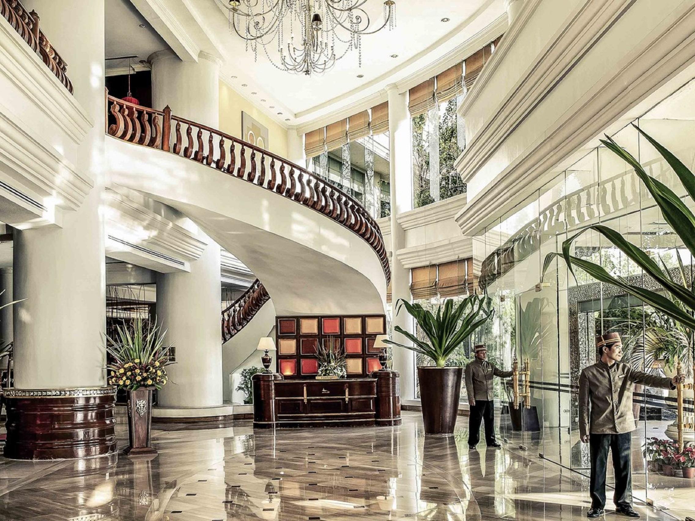 Mercure Mandalay Hill Resort Exterior foto